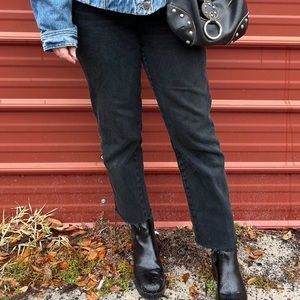 Vintage high-waisted black ankle frayed jeans. Size 27 / 6